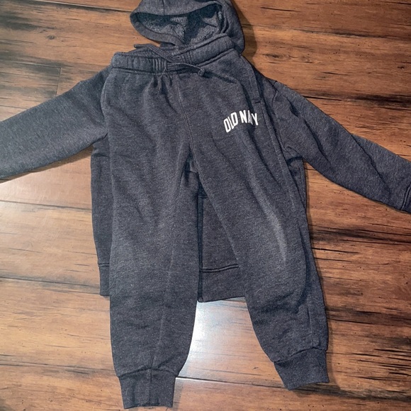 Kids old navy sweatsuit - Picture 2 of 2
